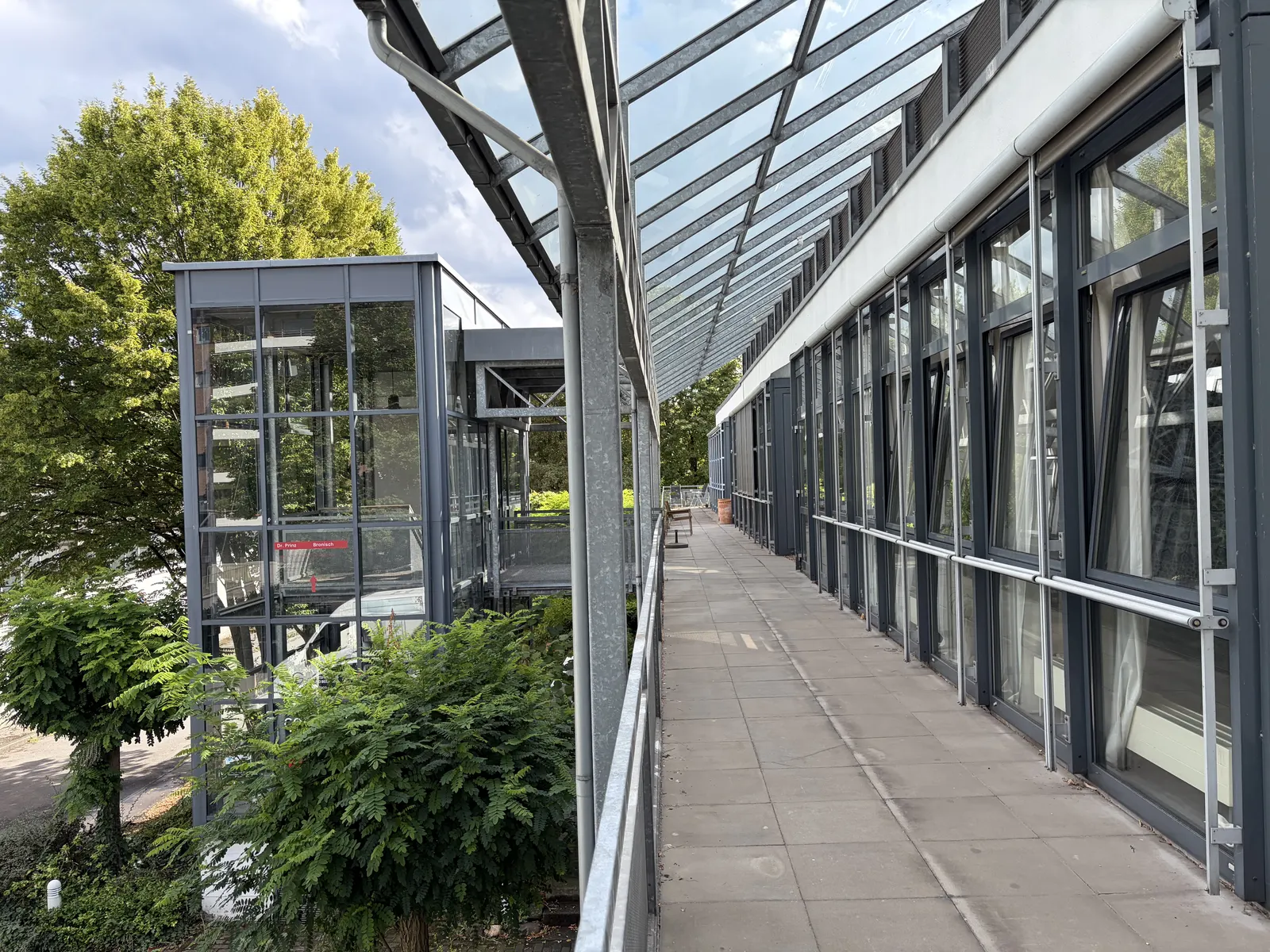 Verglaster Außengang zur Praxis in Düsseldorf