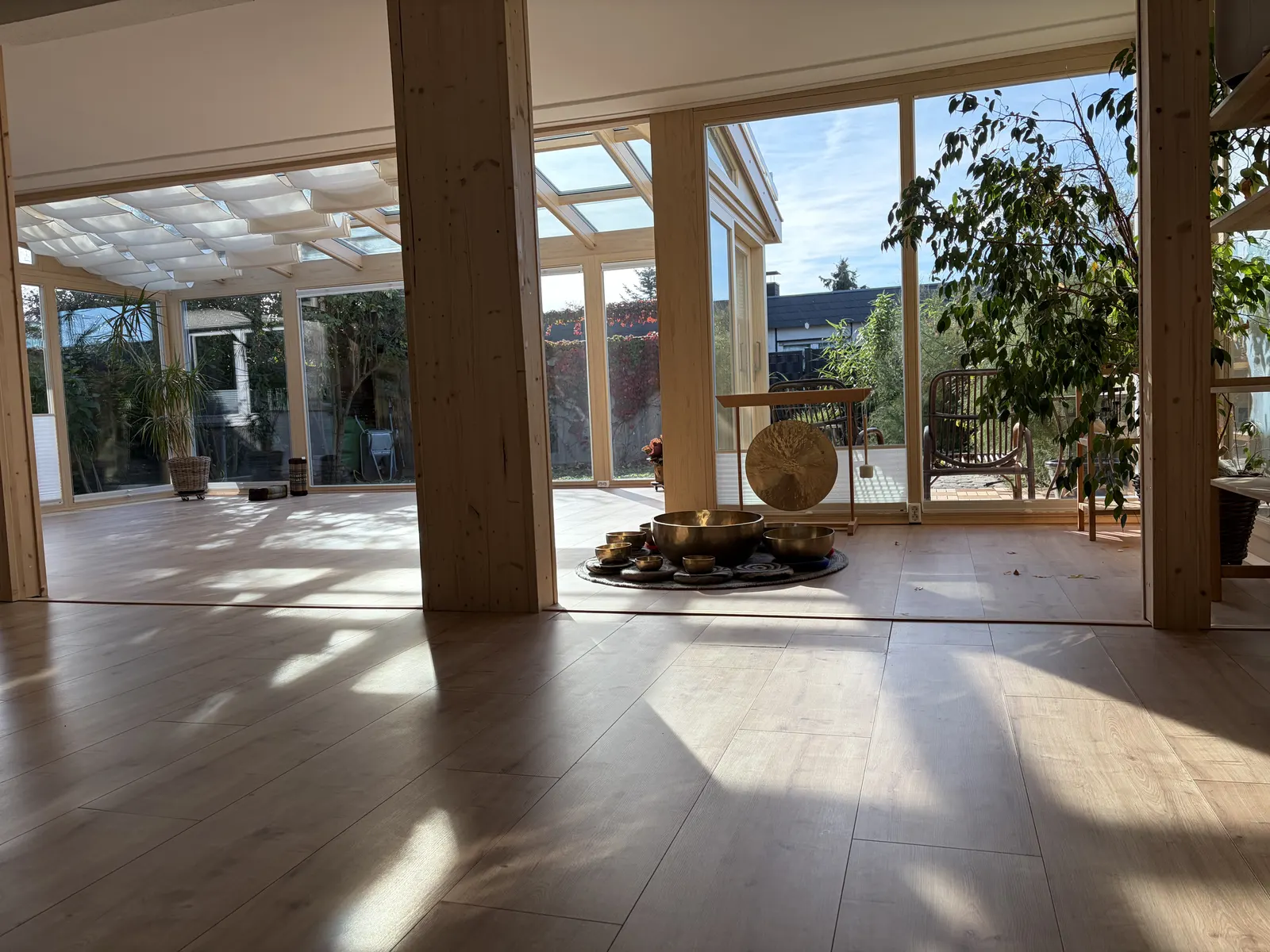 Weiter Kursraum mit Holzboden und Sonnenlicht